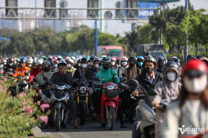 Ngộp thở với cảnh kẹt xe không lối thoát ở TPHCM sáng đầu tuần-11