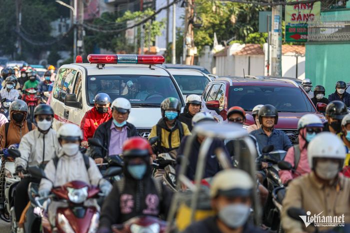 Ngộp thở với cảnh kẹt xe không lối thoát ở TPHCM sáng đầu tuần-7