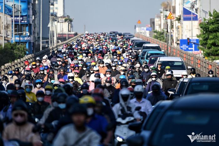 Ngộp thở với cảnh kẹt xe không lối thoát ở TPHCM sáng đầu tuần-1