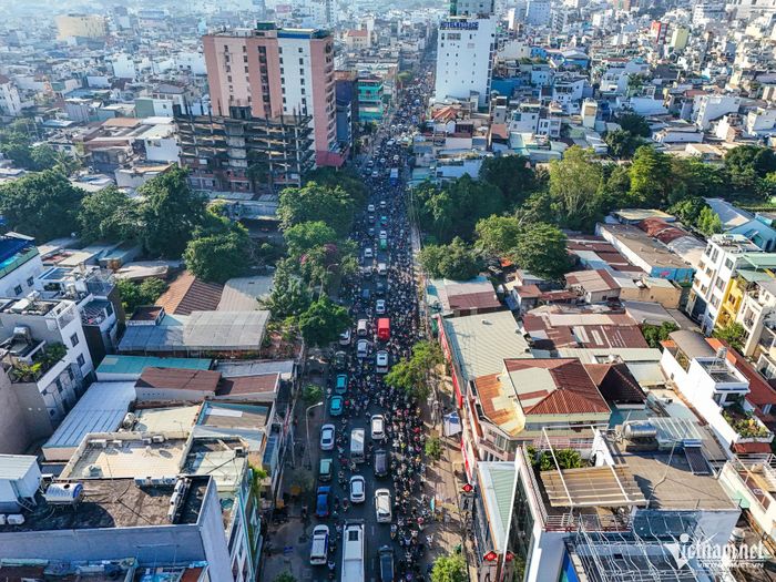 Ngộp thở với cảnh kẹt xe không lối thoát ở TPHCM sáng đầu tuần-13