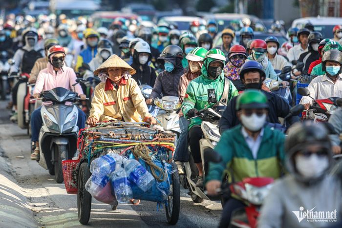 Ngộp thở với cảnh kẹt xe không lối thoát ở TPHCM sáng đầu tuần-9