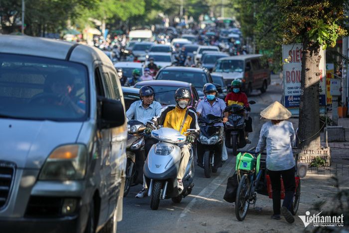 Ngộp thở với cảnh kẹt xe không lối thoát ở TPHCM sáng đầu tuần-8