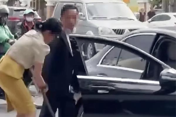 Lái Mercedes bẻ hoa tặng phụ nữ rồi rút kiếm dọa người: Ga lăng giả, côn đồ thật-2