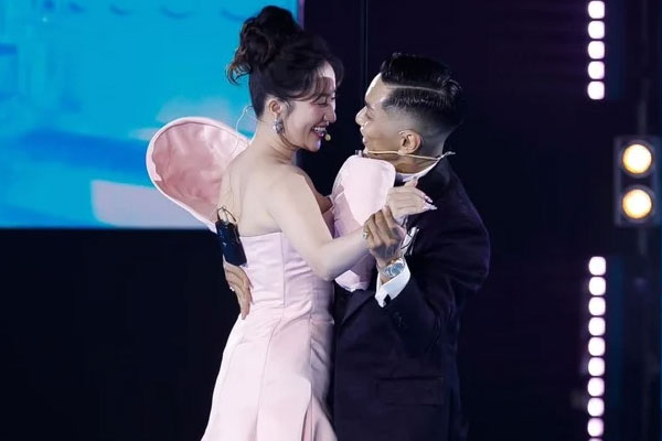 Vẻ ngoài xinh xắn, đáng yêu của con gái út nhà Khánh Thi-Phan Hiển gây sốt mạng xã hội-7