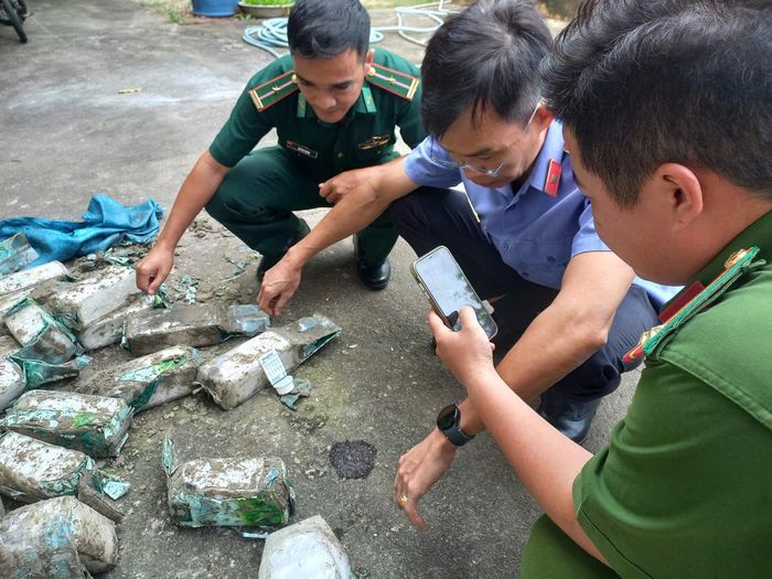 Hàng chục ký tinh thể nghi ma túy dạt vào bờ biển Côn Đảo-3