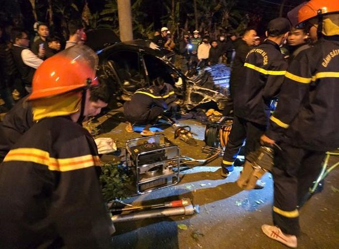 CLIP: Nghẹt thở giải cứu tài xế trong chiếc xe sang bẹp dúm-1