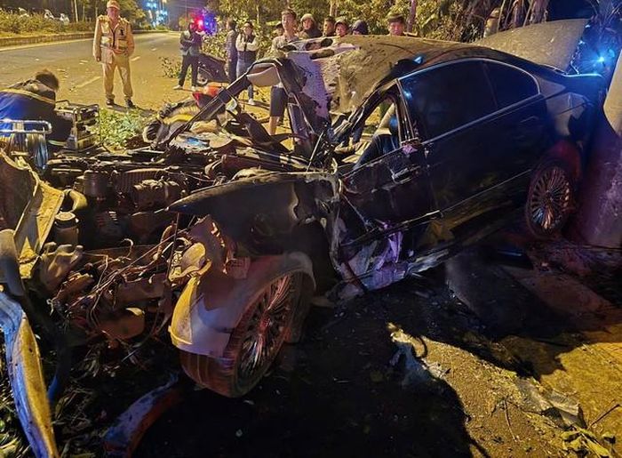 CLIP: Nghẹt thở giải cứu tài xế trong chiếc xe sang bẹp dúm-3