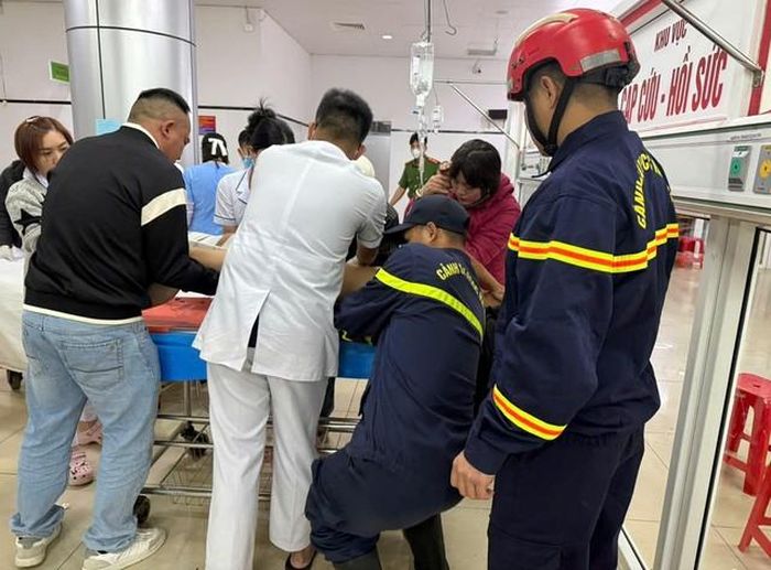 CLIP: Nghẹt thở giải cứu tài xế trong chiếc xe sang bẹp dúm-2