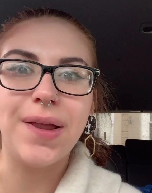 Mẹ tái hôn, con gái chết lặng khi biết danh tính cha dượng-1