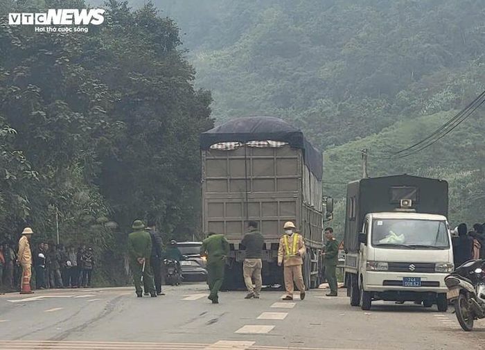 Đi xe máy không gắn biển số va chạm xe tải, hai thiếu niên tử vong-1