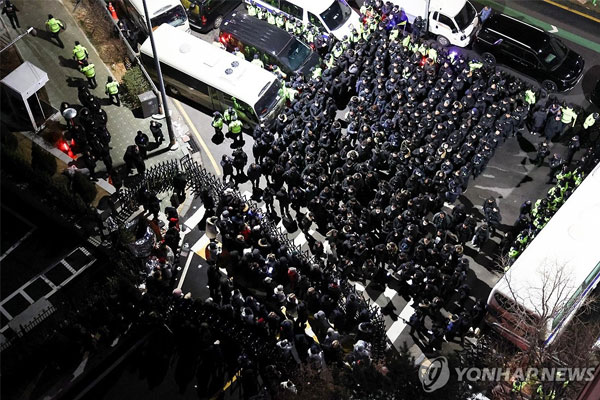 NÓNG: Tổng thống Hàn Quốc bị bắt giữ, có mặt tại cơ quan điều tra-4