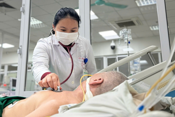 Người đàn ông cấp cứu trong tình trạng đau đớn sau buổi dọn nghĩa trang cuối năm-2