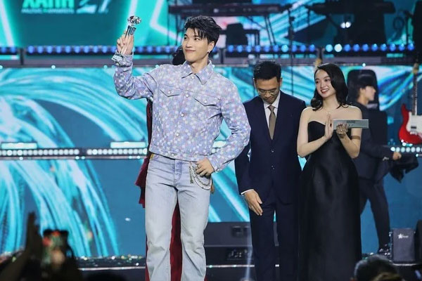 Hieuthuhai: Từ nhân viên bưng phở tới thần tượng triệu người mê-8