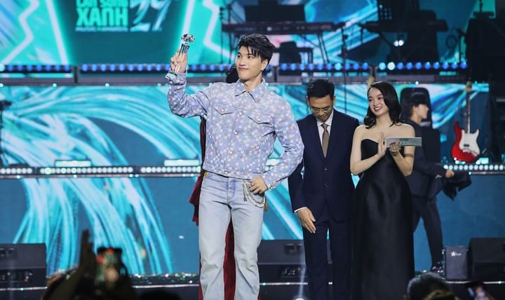 Hieuthuhai bất ngờ khi vượt mặt Sơn Tùng M-TP giành giải Nam ca sỹ của năm-1