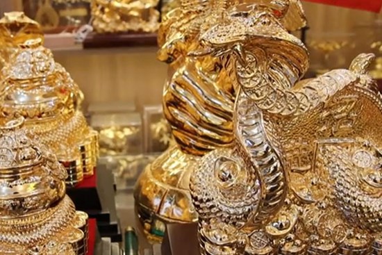 Tượng rắn hổ mang mạ vàng 24K giá hàng chục triệu đồng ‘lên kệ’ đón Tết