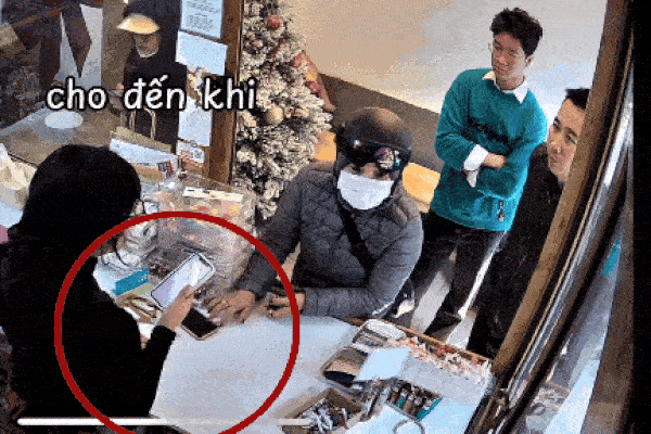 Clip ghi lại hành vi khó tin của người phụ nữ đeo vàng kín tay trong quán bánh ngọt tại Hà Nội: Gần tết ai cũng cần đề phòng!