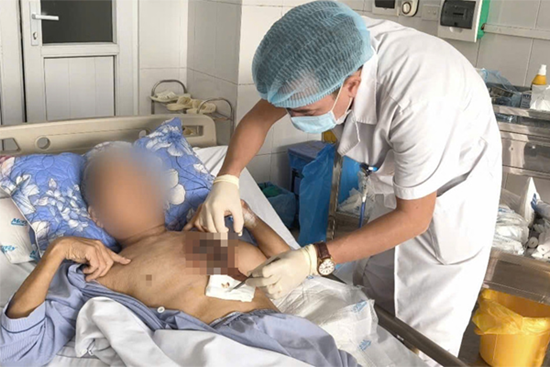 Người đàn ông cấp cứu trong tình trạng đau đớn sau buổi dọn nghĩa trang cuối năm