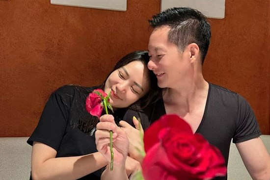 Lý do một người đẹp Việt sống chung với đại gia hơn 26 tuổi suốt 10 năm giờ mới đăng ký kết hôn