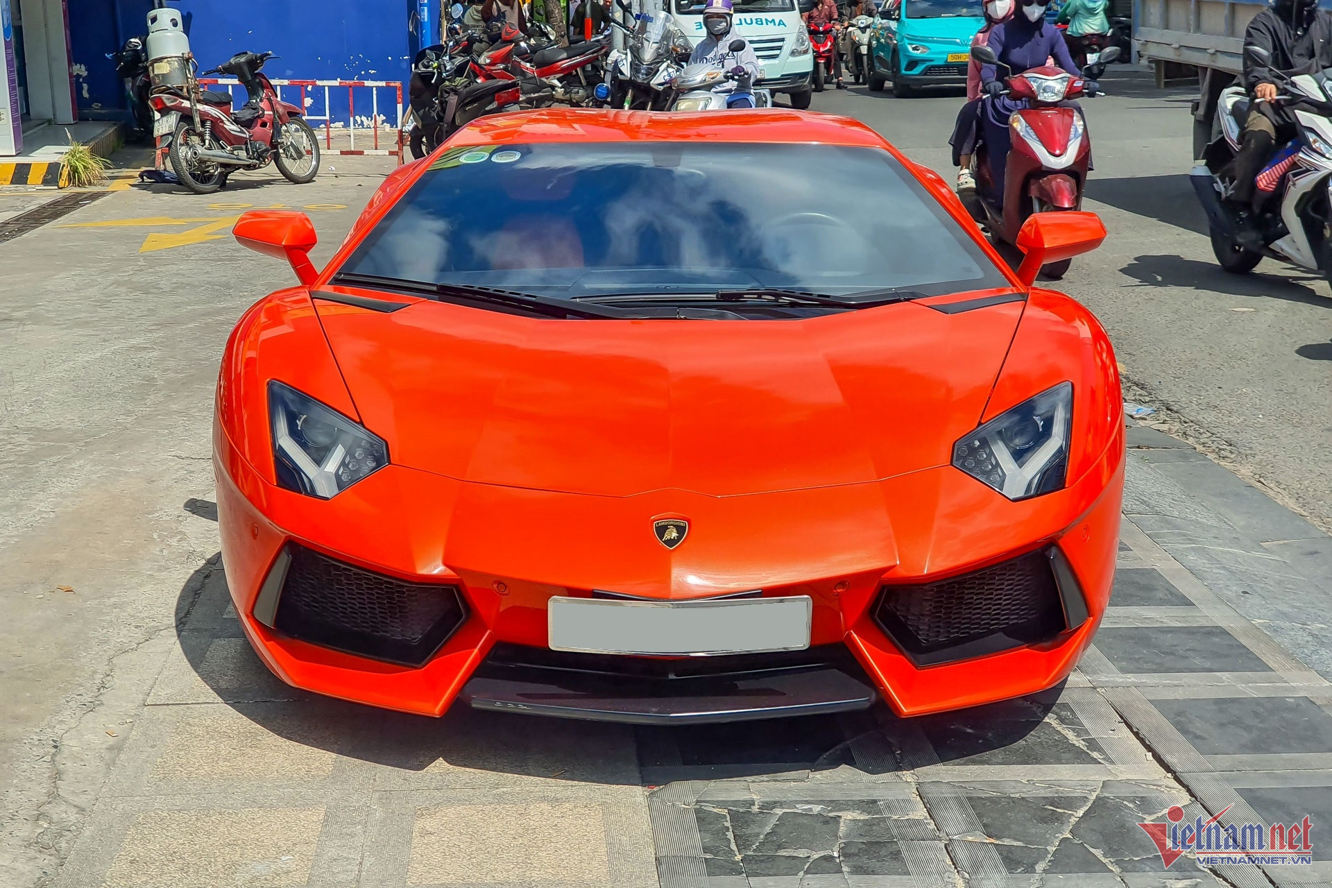 Cận cảnh siêu xe Lamborghini Aventador dừng giữa đường, tài xế nhập viện cấp cứu-1