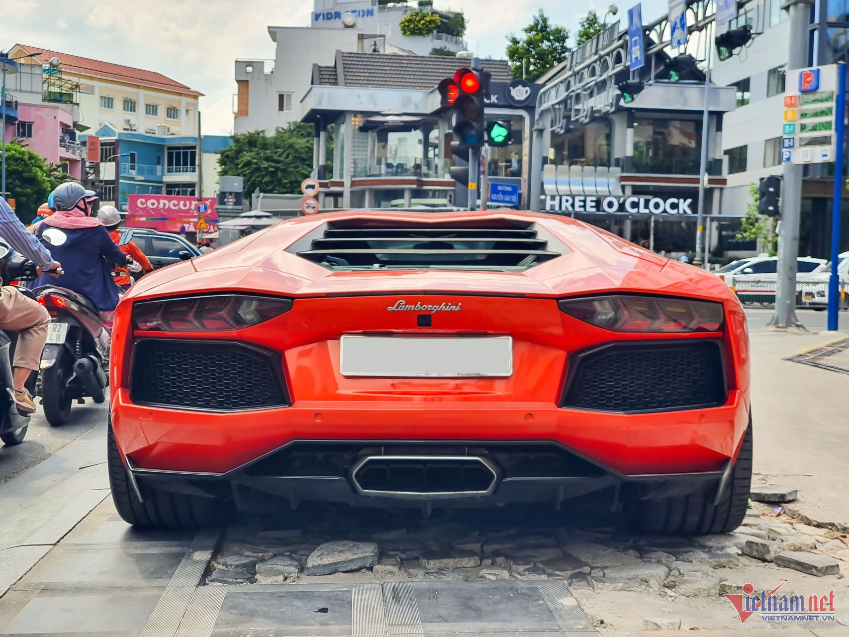 Cận cảnh siêu xe Lamborghini Aventador dừng giữa đường, tài xế nhập viện cấp cứu-3