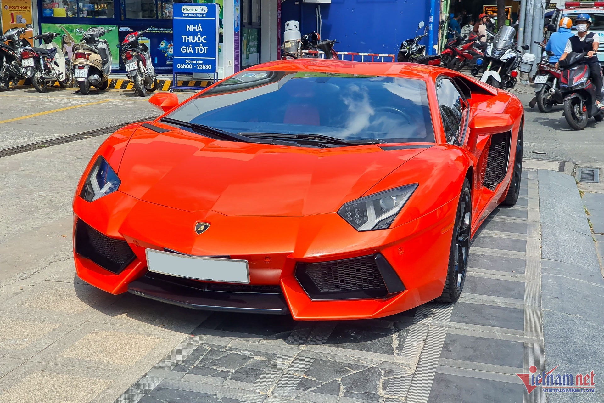 Cận cảnh siêu xe Lamborghini Aventador dừng giữa đường, tài xế nhập viện cấp cứu-4