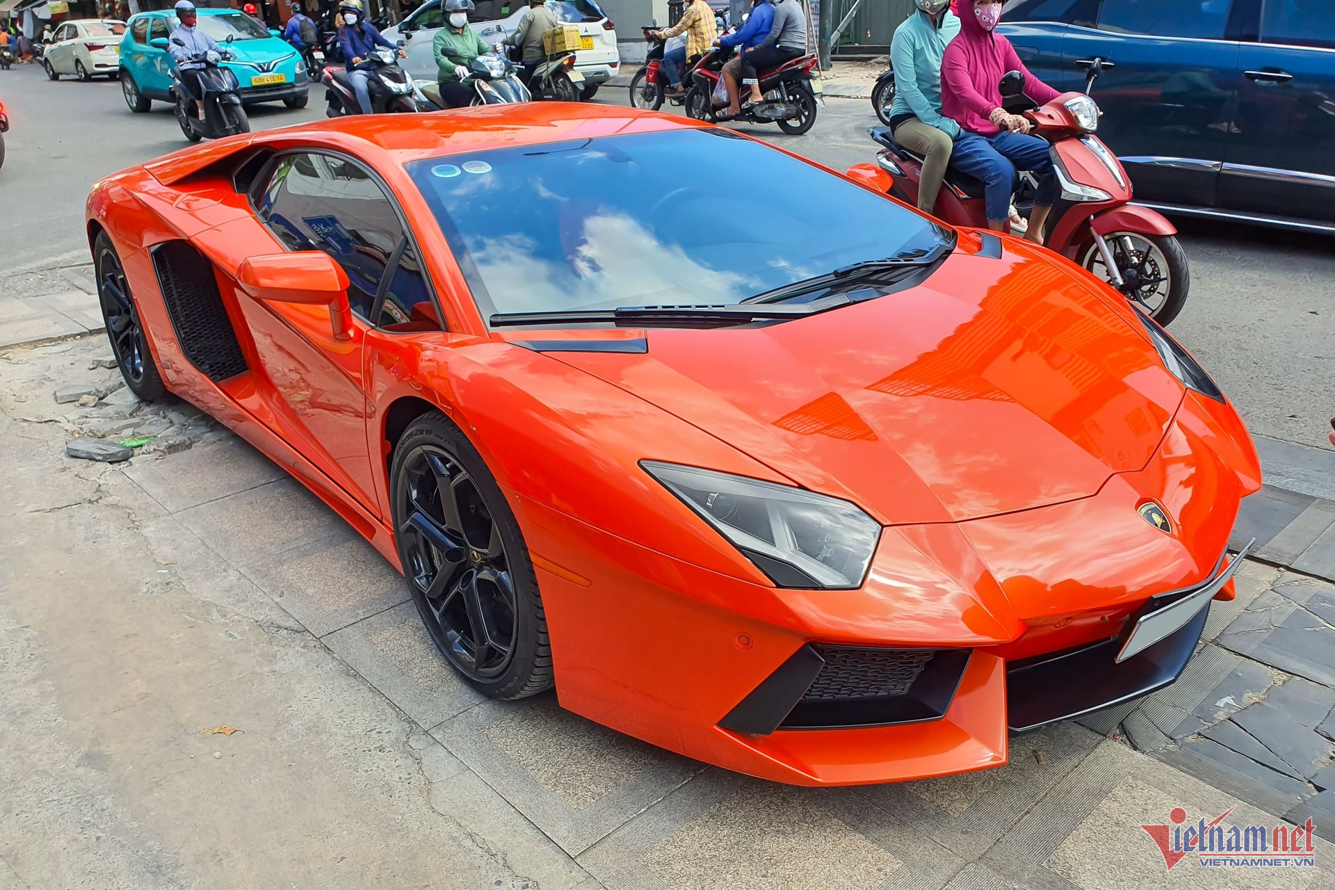 Cận cảnh siêu xe Lamborghini Aventador dừng giữa đường, tài xế nhập viện cấp cứu-7