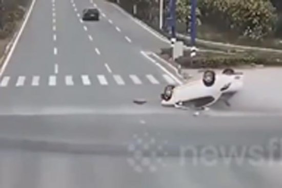 Clip: Ô tô mất lái lật nhào giữa đường, trượt dài qua giao lộ khoảng 20m
