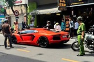 Xác định danh tính người đàn ông lái siêu xe Lamborghini bất ngờ bất tỉnh giữa phố