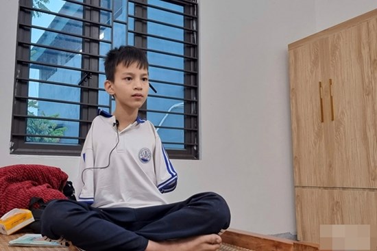 Cậu bé không tay ở Bắc Ninh dùng chân viết chữ, nuôi ước mơ làm bác sĩ cứu người