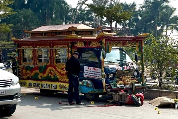 Xe tang tông nhiều phương tiện dừng chờ đèn đỏ ở Nghệ An, 1 người tử vong-1