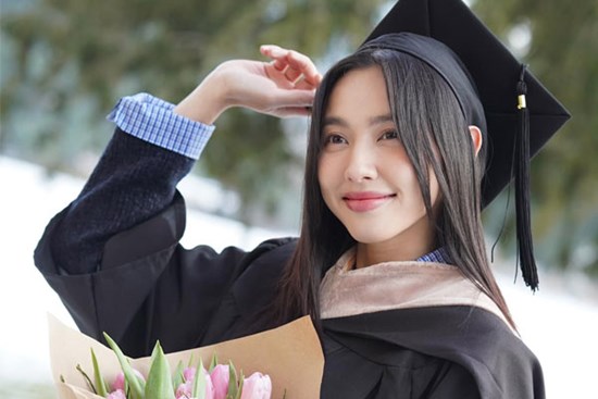 Hoa hậu Thùy Tiên nhận bằng thạc sỹ tại Thuỵ Sỹ