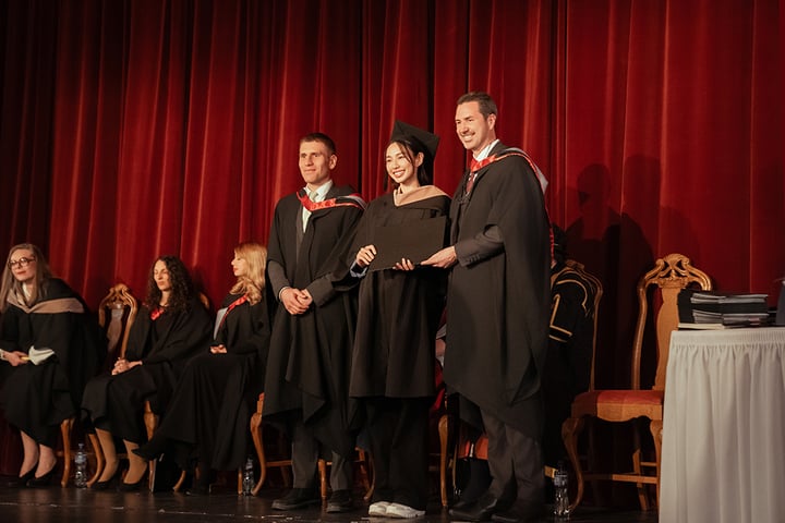 Hoa hậu Thùy Tiên nhận bằng thạc sỹ tại Thuỵ Sỹ-1