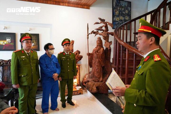 Công an khám xét nơi làm việc, chỗ ở của Giám đốc Đại học Huế Lê Anh Phương-1