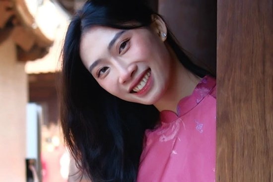 Chủ công bóng chuyền Nguyệt Anh diện áo dài đón Tết