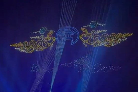 Mãn nhãn 2025 drone light biểu diễn chào năm mới trên bầu trời Hà Nội