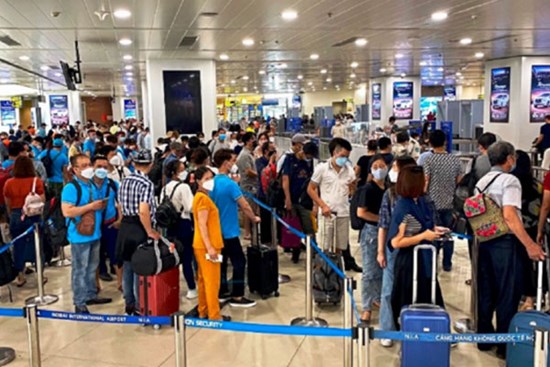 Muốn về quê ăn Tết, nhiều hành khách phải bỏ cả chục triệu đồng mua vé