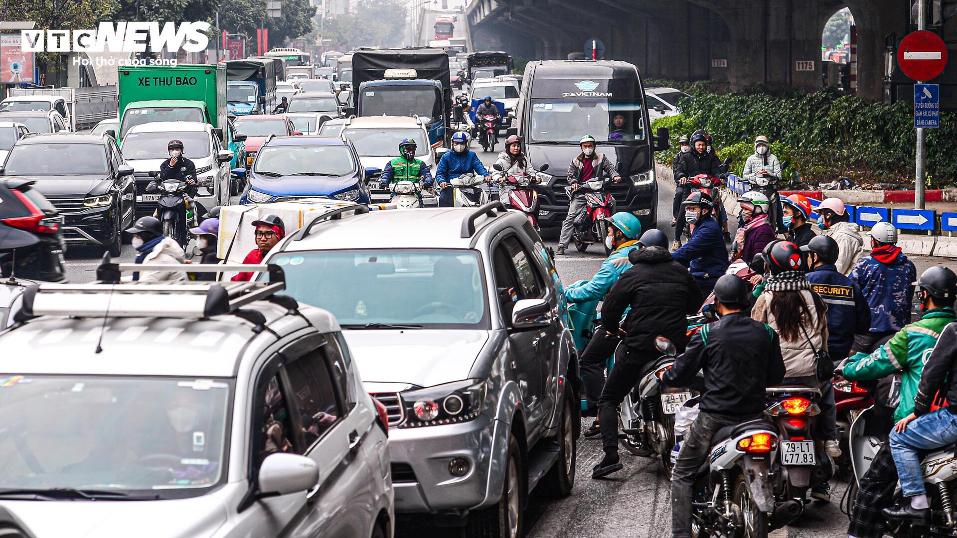 Lắp camera phạt nguội, tài xế che biển số phóng ngược chiều tại nút giao 4 tầng-2