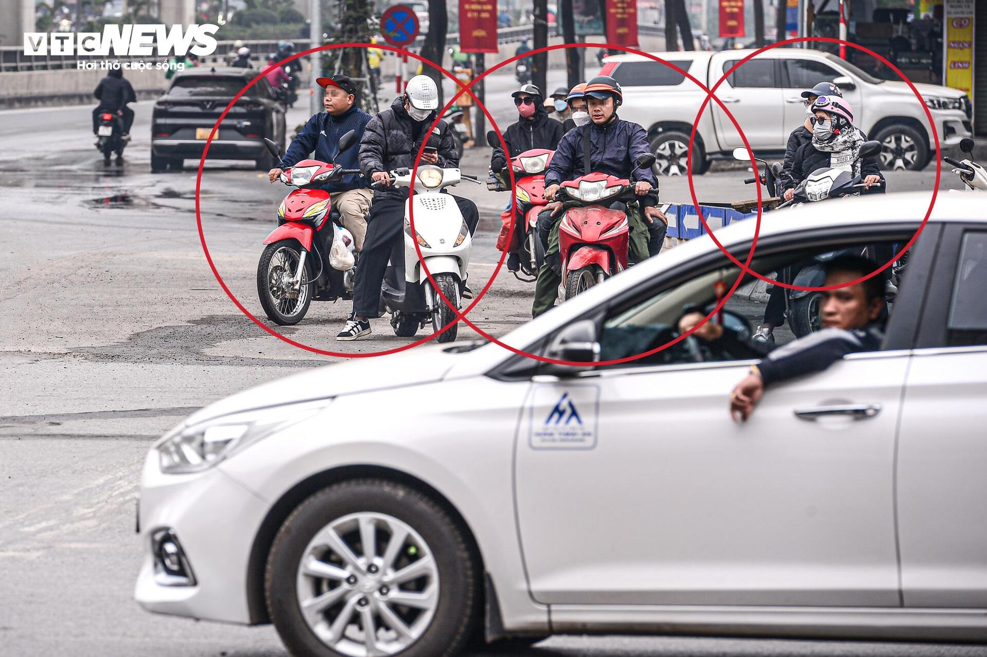 Lắp camera phạt nguội, tài xế che biển số phóng ngược chiều tại nút giao 4 tầng-7