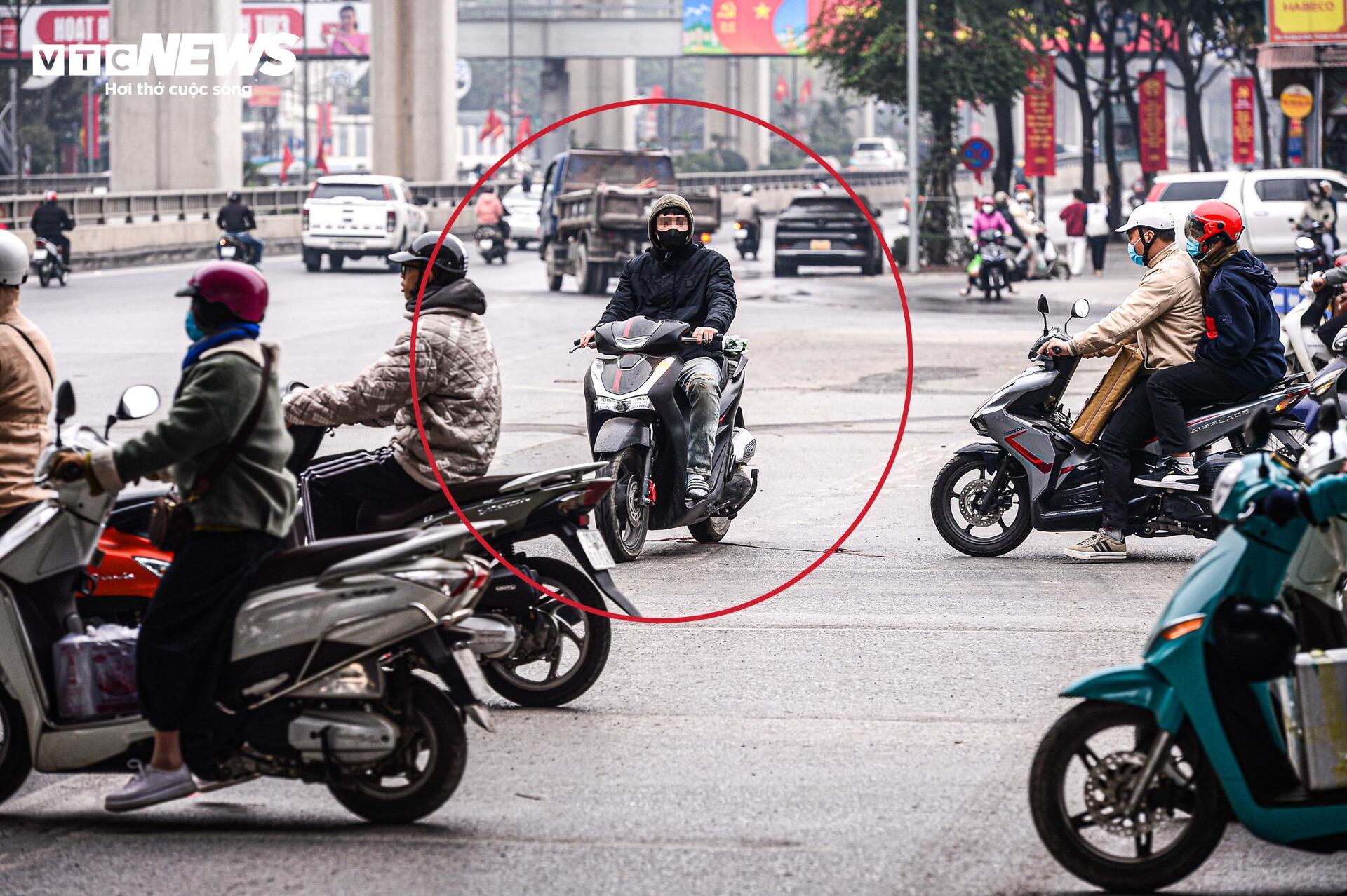 Lắp camera phạt nguội, tài xế che biển số phóng ngược chiều tại nút giao 4 tầng-9