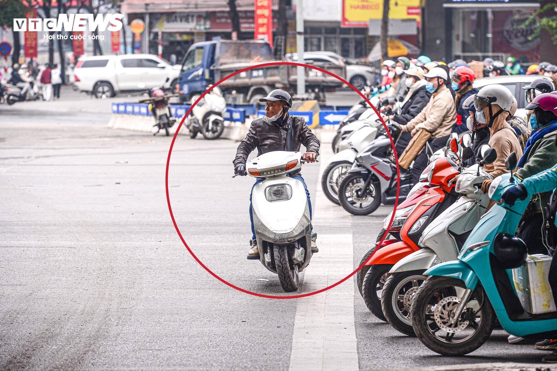 Lắp camera phạt nguội, tài xế che biển số phóng ngược chiều tại nút giao 4 tầng-12