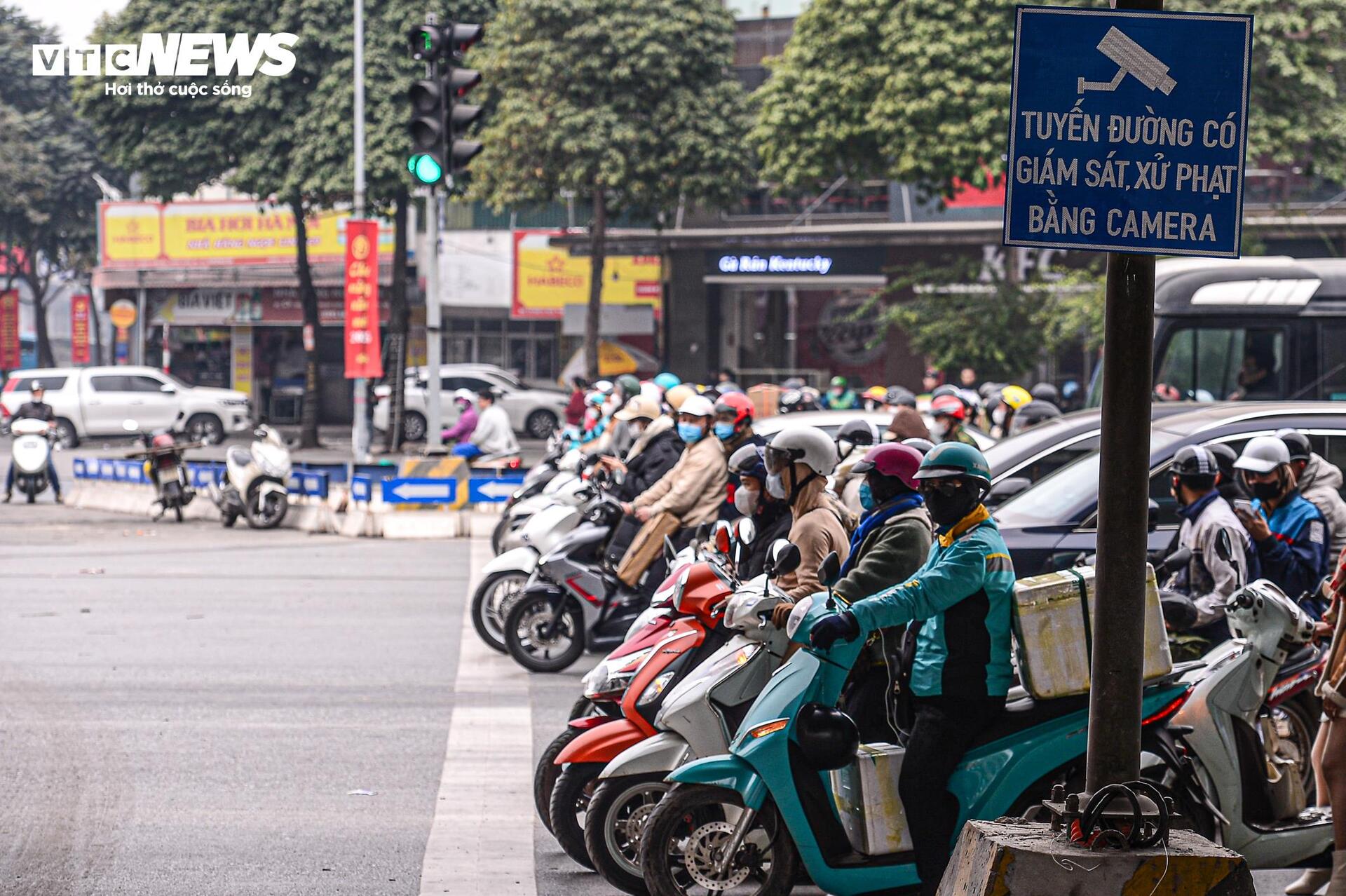 Lắp camera phạt nguội, tài xế che biển số phóng ngược chiều tại nút giao 4 tầng-5