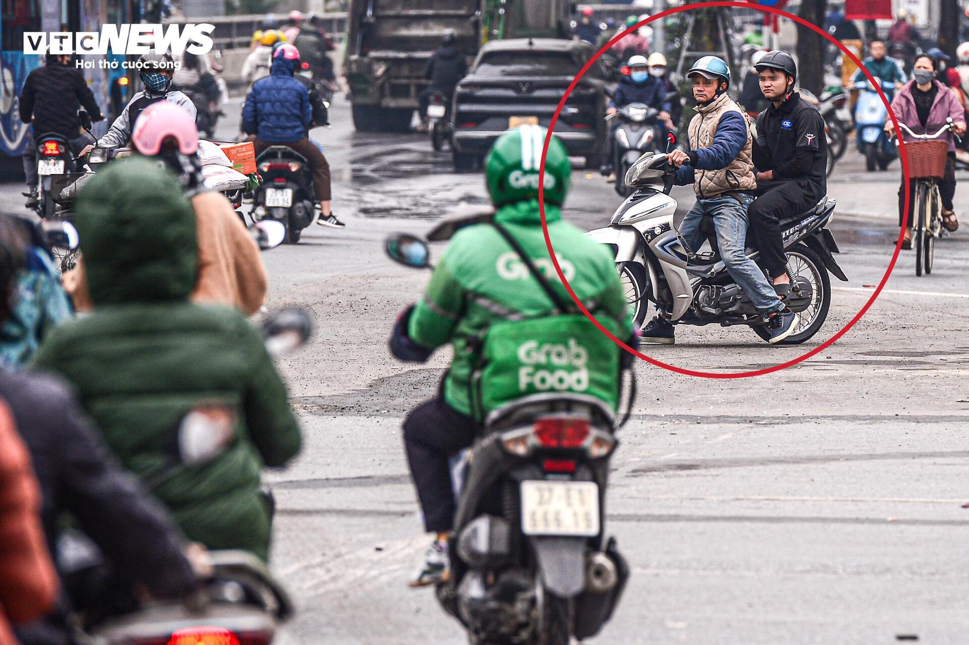 Lắp camera phạt nguội, tài xế che biển số phóng ngược chiều tại nút giao 4 tầng-11