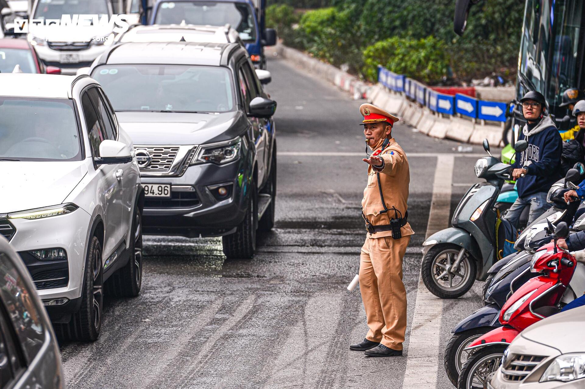 Lắp camera phạt nguội, tài xế che biển số phóng ngược chiều tại nút giao 4 tầng-19