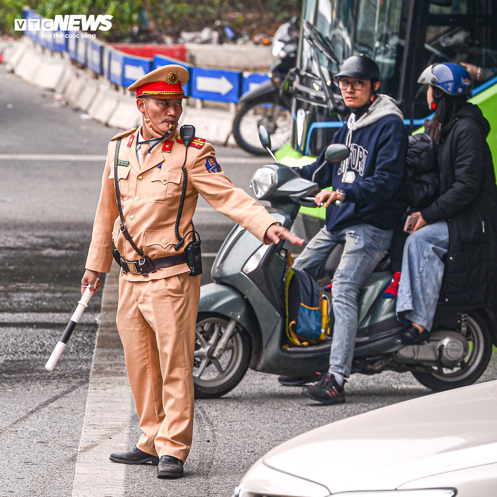 Lắp camera phạt nguội, tài xế che biển số phóng ngược chiều tại nút giao 4 tầng-18