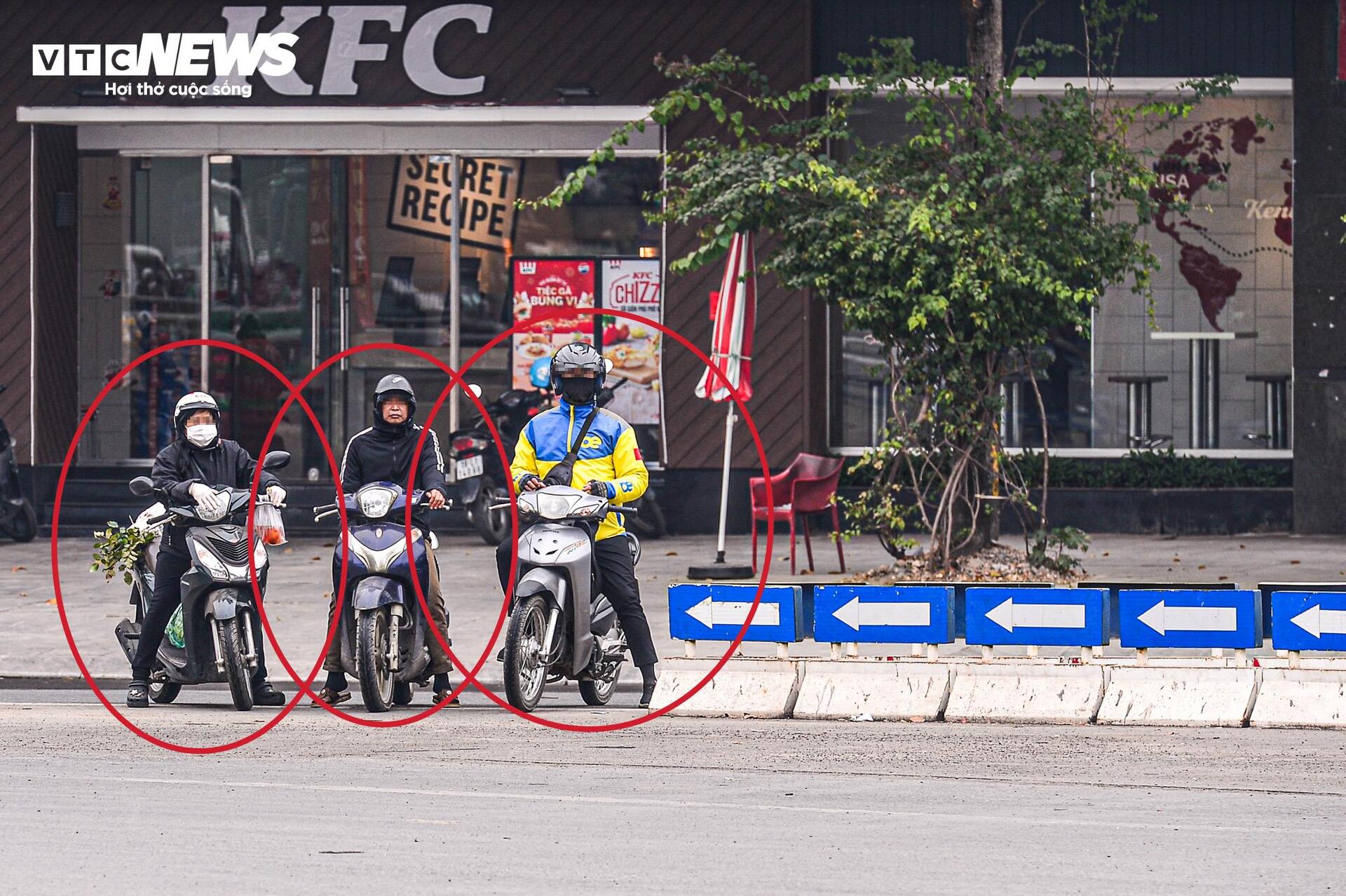 Lắp camera phạt nguội, tài xế che biển số phóng ngược chiều tại nút giao 4 tầng-13