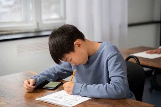 Cha mẹ làm được 8 điều này khi con bị điểm kém sẽ giúp trẻ tìm lại được sự tự tin và khả năng học tập