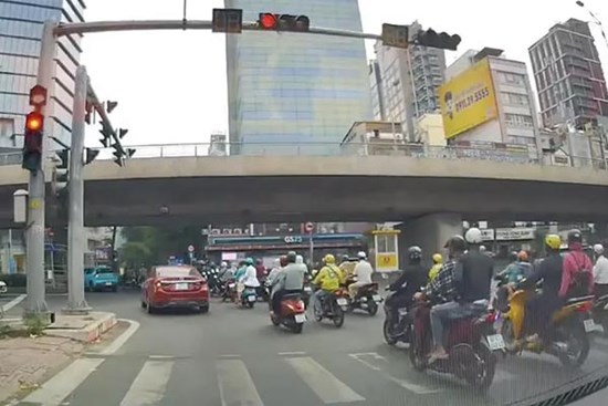 Đèn tín hiệu giao thông ở trung tâm TPHCM 'nhảy múa'