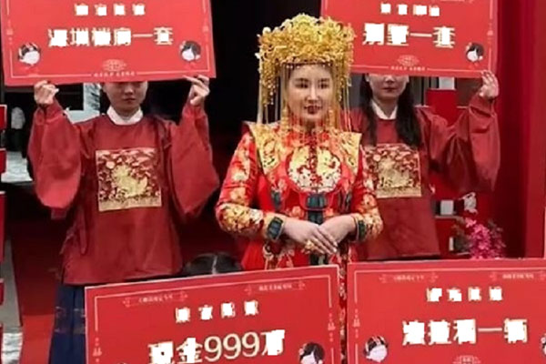 Cô dâu gây tranh cãi khi chỉ thuê 1 chiếc taxi đưa đón 100 khách dự đám cưới-3