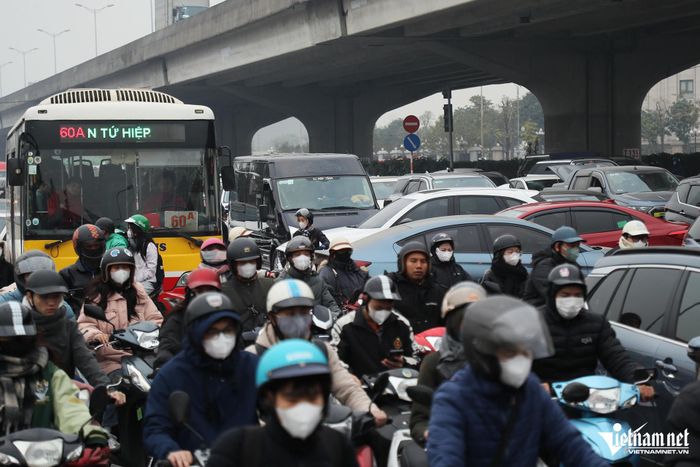 Nút Khuất Duy Tiến - Nguyễn Trãi: Ngã tư thoáng nhưng đường Nguyễn Xiển ùn 3km-5