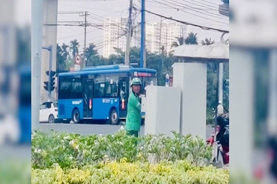 Tài xế GrabBike điều chỉnh đèn tín hiệu giao thông ở TPHCM bị phạt 3-5 triệu